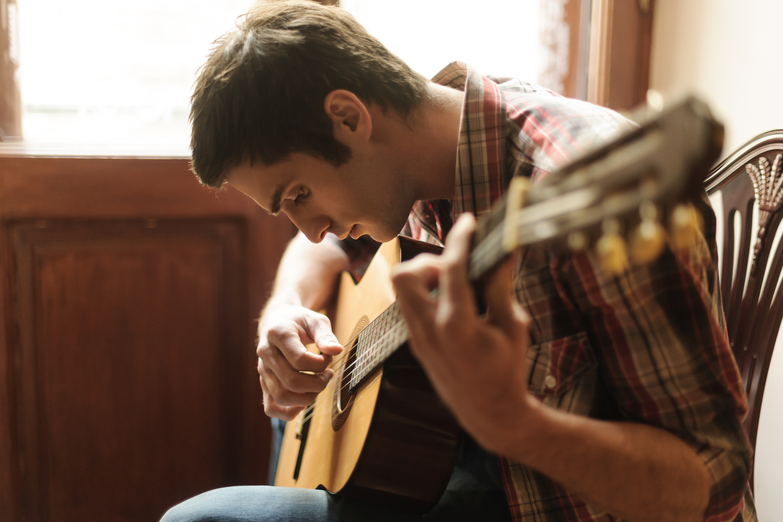 best way to learn to play guitar at home