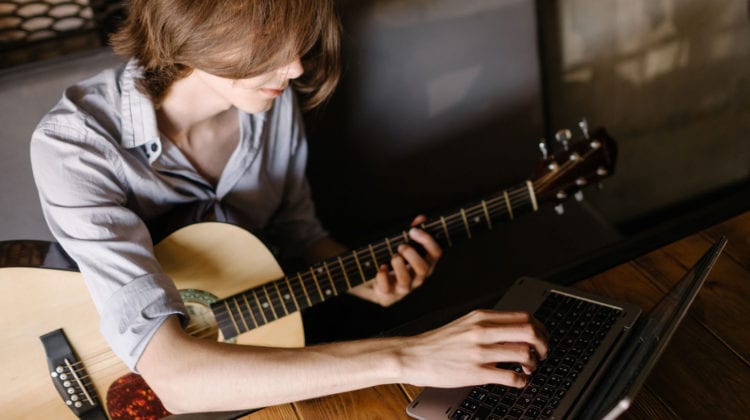 Woman Playing Guitar | Top 3 Sites To Help You Easily Learn To Play Guitar Online