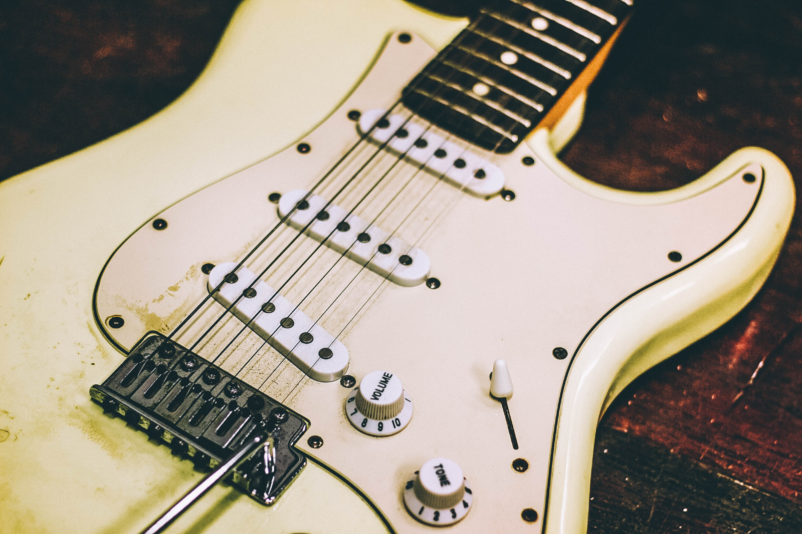 Guitar | 8 Tips To Playing Electric Guitar for Beginners 