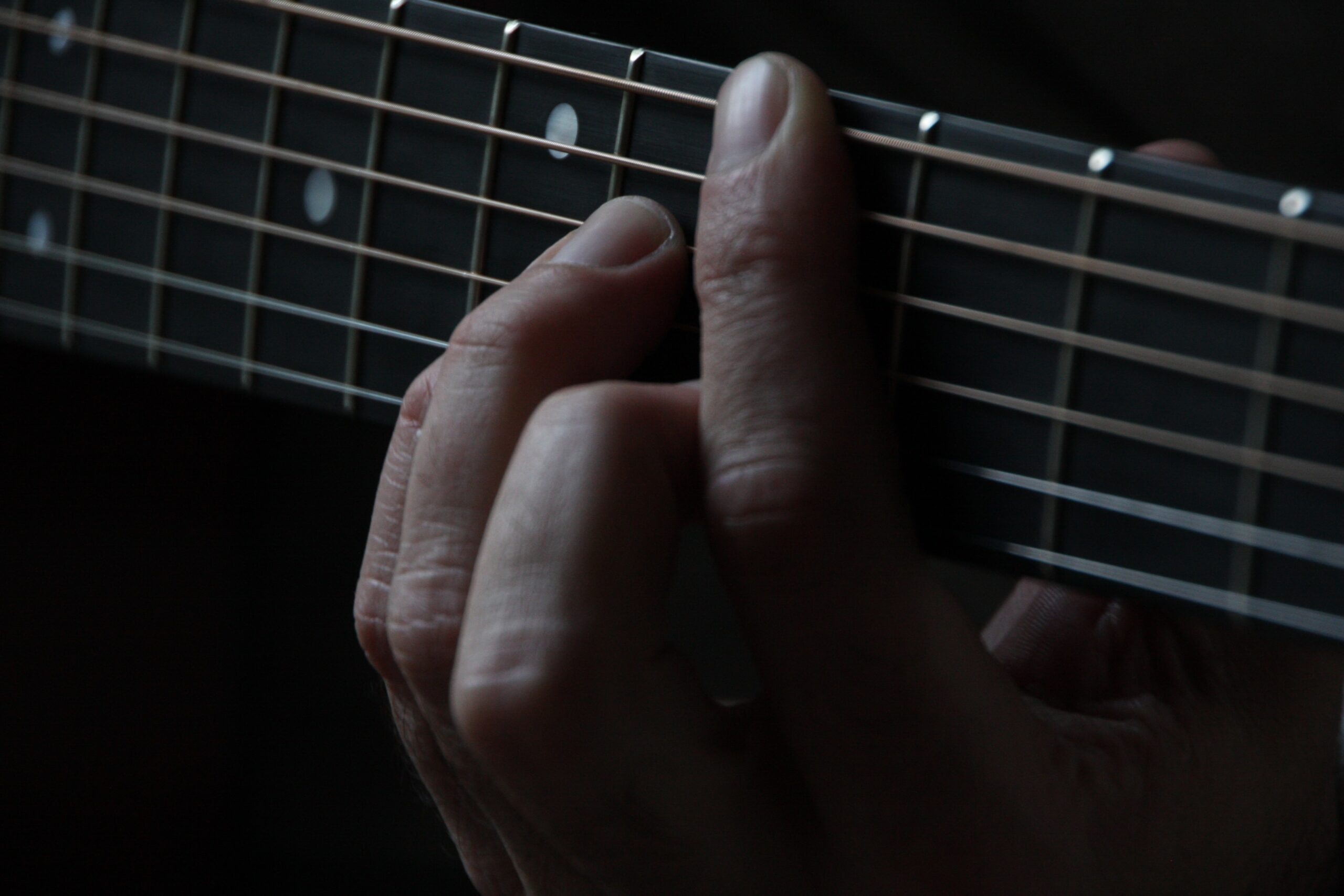 How to effectively use minor bar chords to add depth to your guitar ...